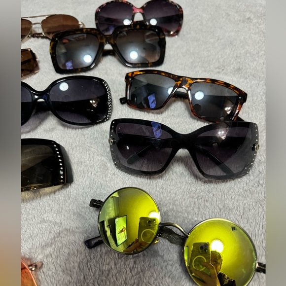 Giant Bundle of Sunglasses - Picture 10 of 11